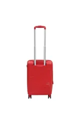 Valija carry on color rojo con diseño de líneas horizontales en relieve, manija telescópica y cuatro ruedas multidireccionales.