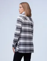 Camisa de Robert Louis en tejido soft a cuadros beige, blanco y gris. Tiene cuello con solapa, abertura central con botones, mangas largas regulables con presilla y botón, bolsillos delanteros aplicados, ruedo lateral con abertura y botones.