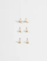 Set de tres pares de caravanas de acero quirúrgico en tono dorado. Incluye un par con diseño de Saturno con strass, un par de puntos de luz redondos y un par de puntos de luz cuadrados.