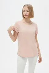 Remera de manga corta color blanco con cuello redondo y dobladillo redondeado.