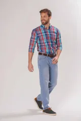 Pantalón de jean clásico de corte recto, color azul denim, con bolsillos traseros y costuras en contraste.