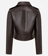 Campera biker de poliuretano color marrón oscuro, con cuello con solapas, cierre frontal de cremallera metálica, bolsillos laterales con cierre y detalles de botones a presión.