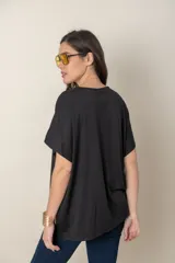 Remera azul marino con escote en V y mangas cortas.