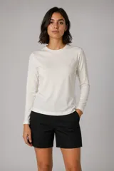 Remera de manga larga con cuello redondo, confeccionada en tejido de algodón suave, de corte clásico y ajuste cómodo.