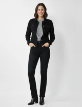 Campera de jean color negro, con cuello solapa, cierre frontal con botones metálicos y bolsillos aplicados en el frente.