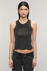 Musculosa gris oscuro de morley, con escote redondo, sisas cavadas y calce ajustado. Presenta la frase "HOT MESS" formada por tachas doradas en el frente y detalles de tachas a lo largo de los laterales.