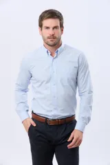 Camisa de manga larga con diseño de cuadros vichy en color verde y blanco, cuello abotonado y cierre frontal con botones.
