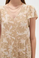 Vestido midi de viscosa con estampado floral en tonos celeste y blanco, cuello en V, mangas cortas y diseño holgado con volados escalonados en la falda.