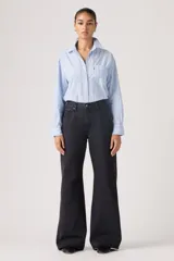 Jean de corte loose boot, tiro medio, color negro, con diseño de cinco bolsillos y cierre frontal con botón y cremallera.