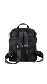 Mochila mediana combinada en tela impermeable y cuero sintético, con cierre principal, bolsillo frontal con solapa y hebilla decorativa, y correas ajustables.