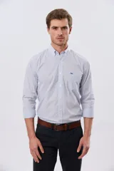 Camisa de manga larga con diseño de cuadros vichy en tono celeste y blanco, cuello abotonado y bolsillo frontal en el pecho con logo bordado.