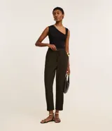 Pantalón fluido de cintura alta de la marca Cortelle, confeccionado en crepé con estampado geométrico de líneas curvas. Cuenta con elástico y lazo ajustable en la cintura.