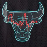 Short deportivo de básquet color negro con cordón ajustable en color celeste. Cuenta con el logotipo de los Chicago Bulls bordado en una pierna y gráficos laterales con tipografía y detalles en rojo, celeste y blanco.