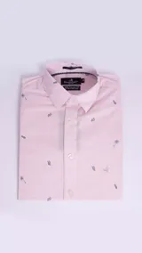 Camisa de manga larga Brooksfield, corte slim fit, color rosado con microcuadros y estampado de cactus y palmeras. Presenta cuello clásico y cierre frontal con botones.