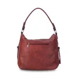 Cartera tipo hobo de cuero sintético color rojo ladrillo, con correa de hombro ajustable. Tiene cierre superior con solapa y broche magnético, bolsillo frontal con cierre, bolsillos laterales con cierre y múltiples bolsillos internos.