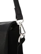 Bandolera Terrano rectangular de color dorado, con tapa frontal amplia, correa larga regulable con hebilla y detalles metálicos plateados.