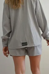 Short de tiro alto a rayas verticales azules y blancas, con cintura elastizada.