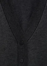 Cardigan de punto gris oscuro con cuello en V, cierre frontal de botones y diseño de corte recto con mangas largas.