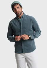 Camisa de pana azul marino de manga larga con cuello abotonado.