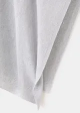 Poncho gris de punto con diseño asimétrico de capa, cuello barco y mangas tres cuartos.
