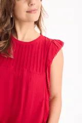 Blusa de viscosa negra sin mangas, con diseño fluido, cuello redondo y detalles de tablas verticales en el pecho con terminaciones de encaje en las sisas.