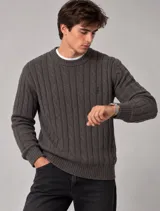 Sweater de punto con diseño de trenzas y cuello redondo, en color gris oscuro, de manga larga y calce clásico.