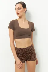 Top corto color marrón con escote cuadrado y mangas cortas.