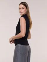 Musculosa negra de modal, con cuello alto, sin mangas y frunces drapeados en los laterales de la cintura.