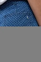 Pantalón de jean de corte recto y tiro alto, confeccionado en denim azul con una textura sutil de pequeños puntos en relieve.
