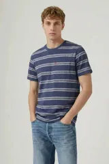 Remera de manga corta color azul con estampado de rayas horizontales, cuello redondo y bolsillo frontal con etiqueta roja característica de la marca.