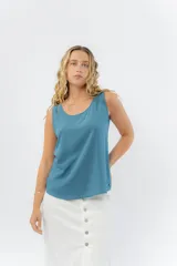 Musculosa amarilla pastel con escote redondo y detalle de lágrima en la espalda.
