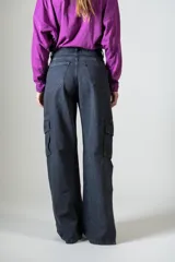 Pantalón cargo de jean azul con corte recto, bolsillos laterales con solapa y aberturas en el ruedo.