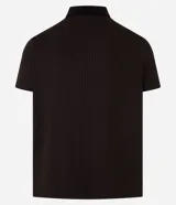 Polo de manga corta color marrón oscuro, de corte ajustado y cuello polo con cierre de botones. Presenta una textura acanalada vertical.