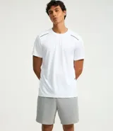 Bermuda deportiva gris de poliéster con cintura elástica y cordón interno ajustable. Cuenta con un bolsillo trasero funcional con cierre de cremallera.