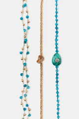 Pack de tres tobilleras doradas: una con cuentas turquesas y abalorio central en forma de gota con piedra turquesa y circonia, una de cadena metálica trenzada, y una doble con cuentas turquesas y detalles metálicos.