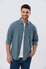Camisa de manga larga confeccionada en mezcla de lino y algodón, con cuello clásico, cierre frontal de botones y bolsillo ojal en el pecho.