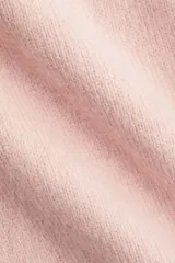 Buzo oversized rosado de punto suave, con cuello redondo y ribetes acanalados en cuello, puños y bajo. Hombros marcadamente caídos.