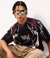 Remera de manga corta Blue Steel con calce oversized, confeccionada en tejido mesh calado de poliéster. Presenta un diseño con estampa fullprint de grafismos tribales tipo llamas en tonos blanco y negro, con detalles en color bordó y lettering central en el pecho.