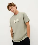 Remera verde militar de algodón con cuello redondo, manga corta y estampado frontal con la frase "Endless Journey".