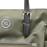 Cartera tipo tote color verde oliva, confeccionada en material sintético con detalles en negro. Cuenta con doble asa superior, correa ajustable extraíble, bolsillos frontales con cierre y logo metálico circular en la parte superior.