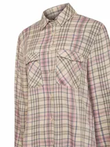 Camisa de manga larga con estampado a cuadros en tonos beige, rosa y gris. Tiene cuello camisero, cierre frontal con botones y dos bolsillos con solapa en el pecho.