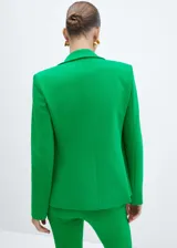 Blazer negro entallado de punto roma con solapas de muesca, hombros estructurados, abertura posterior y dos bolsillos de ribete delanteros.