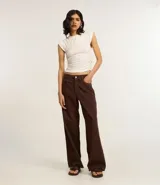 Pantalón de corte recto y estilo loose, confeccionado en sarga de algodón. Presenta cintura con trabillas, cierre frontal con botón y cremallera, y bolsillos funcionales tanto en la parte delantera como en la trasera.