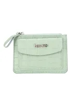 Tarjetero de diseño compacto con textura tipo cocodrilo, color verde menta. Cuenta con un bolsillo frontal con solapa y cierre metálico superior, además de una placa metálica con el logo de la marca en el frente.