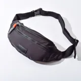 Riñonera negra con dos compartimentos con cierre y correa ajustable con hebilla.