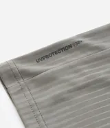 Remera deportiva de manga corta y cuello redondo, color celeste, con tecnología dry y detalles reflectantes en los hombros.