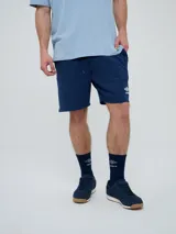 Bermuda deportiva Umbro modelo Veliz para hombre, color negro con detalles en blanco, cordón ajustable en la cintura y logo bordado en la pierna izquierda.