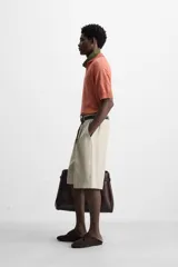 Polo de punto de corte relajado, confeccionado en mezcla de algodón. Presenta cuello solapa con abertura frontal, manga corta y acabados en rib en puños y bajo.