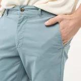 Pantalón chino slim color azul, de corte ajustado, con bolsillos laterales y traseros, ideal para un look casual o formal.