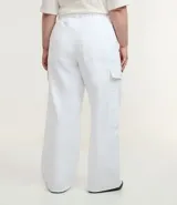 Pantalón wide leg color blanco, de sarga, con bolsillos cargo laterales, bolsillos tipo cuchillo, bolsillos traseros, ajuste elástico en la cintura y cinturón.